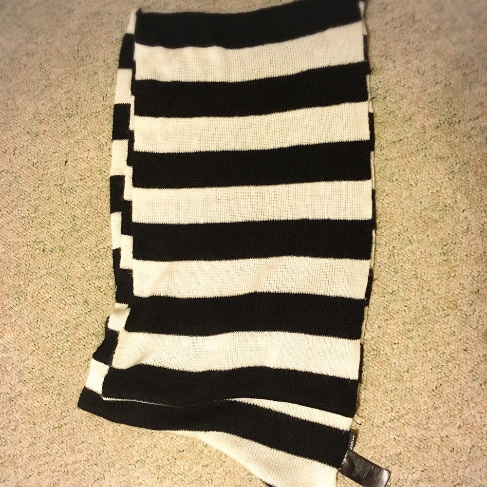 H&M black and white Knit scarf